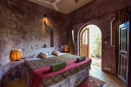 Im Yoga Urlaub empfängt Sie das Raj Luxury Zimmer Jaipur mit Wohlfühlfarben
