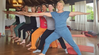 Gemeinsam in der hellen Yoga-Shala üben
