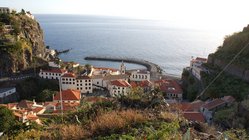 yoga-reisen-madeira-urlaub-portugal-design-hotel-estalagem-anlage-aussicht Der Ort Ponta do Sol überzeugt mit den meisten Sonnenstunden auf Madeira