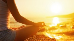 yoga-reisen-urlaub-meditation-strand-meer-sonnenuntergang-sukhasana-schneidersitz-lotussitz-asanas-haltung-jnana-chin-mudra-siegel-der-erkenntnis Mit Meditation beim Sonnenuntergang entspannen