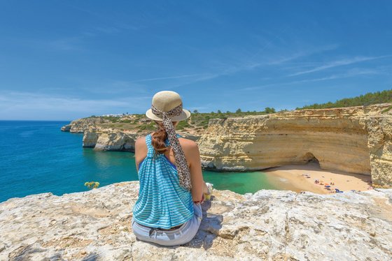 Portugal_Frau Felsen Meer_iStock_000043253600_XXXLarge_© BargotiPhotography Platz mit Aussicht
