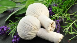 ayurveda-reisen-kuren-kraeuterstempel-reissaeckchen Kräuterstempel sind das besondere Markenzeichen einer entspannenden Ayurveda Kur