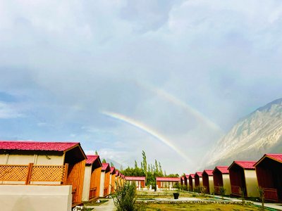 Mit Regenbogen über den Bergen in den Tag starten