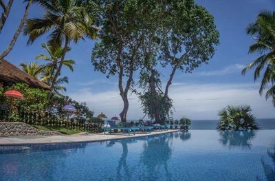 Entspannen Sie nach Ihrer Panchakarma-Kur am schönen Pool im Somatheeram Ayurveda Resort