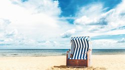 yoga-reisen-ostsee-ruegen-strandhotel-baabe-strand Genießen Sie die wohltuende Brise am langen Sandstrand von Baabe!