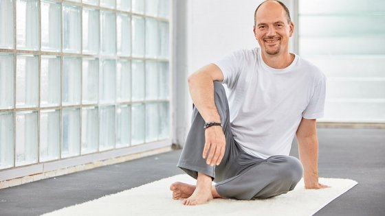 yogamanufaktur-bausinger-juergen-laske Jürgen Laske ist Yogalehrer und Geschäftsführer der Yogamanufaktur Bausinger