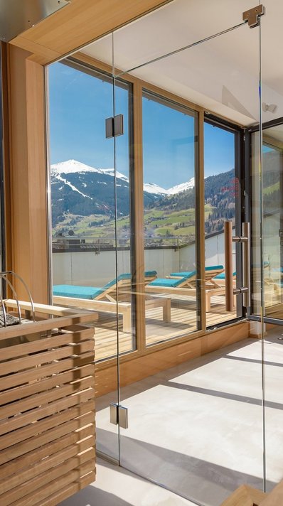 Der Saunabereich mit atemberaubendem Blick auf die Berglandschaft