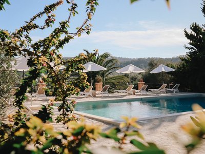 Bahnen ziehen im Pool der Finca
