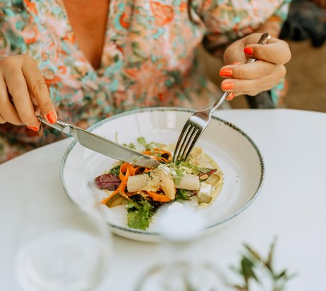 Eine Frau beim Essen einer vegetarischen Speise