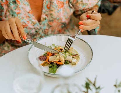 Eine Frau beim Essen einer vegetarischen Speise