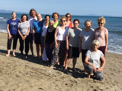 Mit Meeresrauschen in den Ohren und Sand unter den Füßen wird der Yoga Urlaub zu einem besonderen Erlebnis