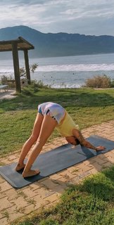 Den Tag mit Yoga mit Blick auf das Meer beginnen