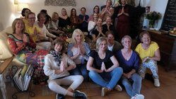 yoga-urlaub-spanien-mallorca-son-mola-vell-gruppe-peters Katharina Malu Peters und Ihre Gruppe von TeilnehmerInnen in der Yoga Finca