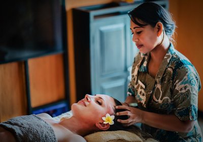 Entspannen Sie bei einer balinesischen Kopfmassage