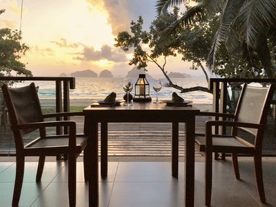 Sonnenuntergang mit Blick auf die Karstfelsen