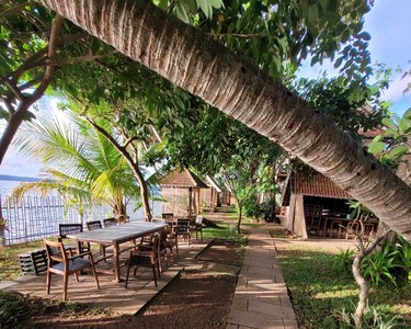 Essbereich mit Blick auf das Wasser