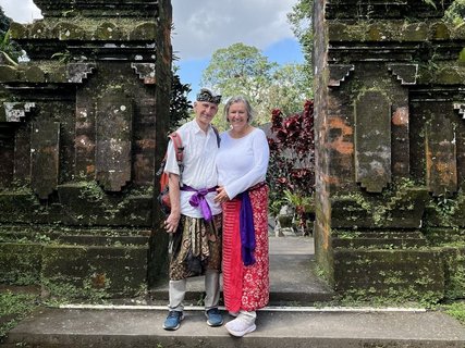 Glückliche Kunden an einem Tempel auf Bali
