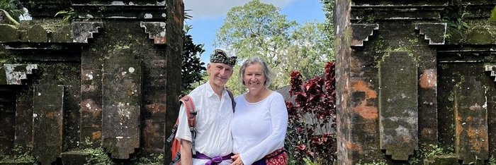 Glückliche Kunden an einem Tempel auf Bali
