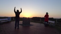 yoga-reisen-deutschland-naturhotel-baltrum-sonnen-aufgang Den Tag mit energetisierenden Yogaübungen begrüßen.