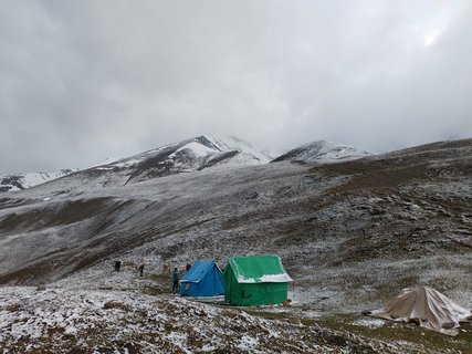 Früher Morgen im Numala Base Camp, 4450 hm, nach einer Eisgriesel Nacht