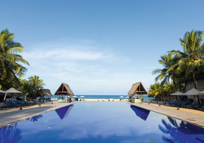 Der Blick über den Pool zum Meer