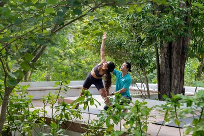 Yoga üben in mitten des grünen Gartens