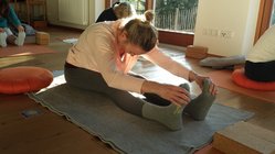 yoga-urlaub-deutschland-allgaeu-bio-berghotel-ifenblick-vorwaertsbeuge-teilnehmerin Die Vorwärtsbeuge: Paschimothanasana.