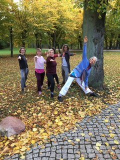 Die Yogis im Park am See