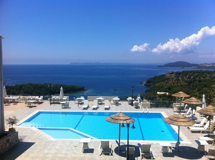 Vom Pool des Ilios Center haben Sie einen besonderen Panoramablick über das Meer