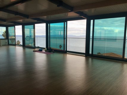 Die Panoramafenster der großen Yogahalle des Hotel Galosol bieten einen traumhaft weiten Meerblick