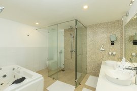 Die Badezimmer der Garden Lofts haben neben einer großen Dusche auch einen eigenen Whirlpool