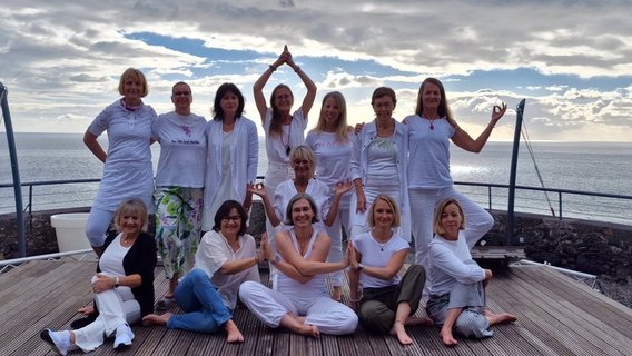 Gruppe auf der Yogaplattform