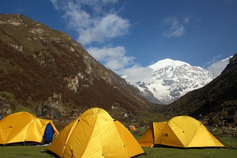 Nach einer Wanderung im Himalaya zelten 