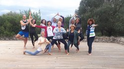 yoga-urlaub-spanien-mallorca-yoga-finca-son-mola-vell-asanas Yogalehrerin Claudia mit ihren Yogis in verschiedenen Asanas