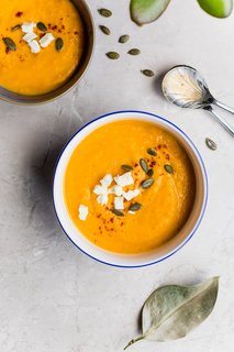Eine leckere Kürbissuppe mit Feta und Kürbiskernen