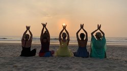 ayurveda-reisen-kuren-indien-goa-devarya-wellness-center-strand-yoga-gruppe Wundervolle Sonnenuntergänge am Strand von Goa