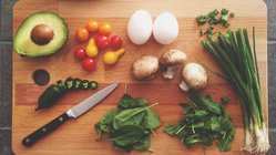 fasten-ayurveda-reisen-essen-gemüse-kochen-schneidebrett Ein gesunder Lifestyle fängt beim Essen an.