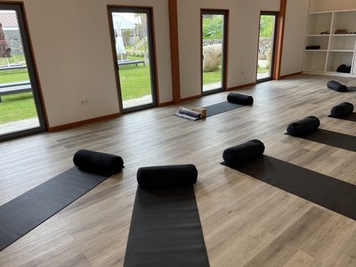 Der helle Yoga-Raum in der Pátio Ecolodge