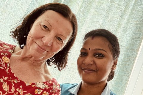 Unsere Kundin zusammen mit einer Ayurveda-Therapeutin im Sitaram Mountain Retreat