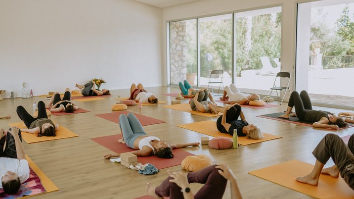 Gruppe übt Yoga im Yogaraum
