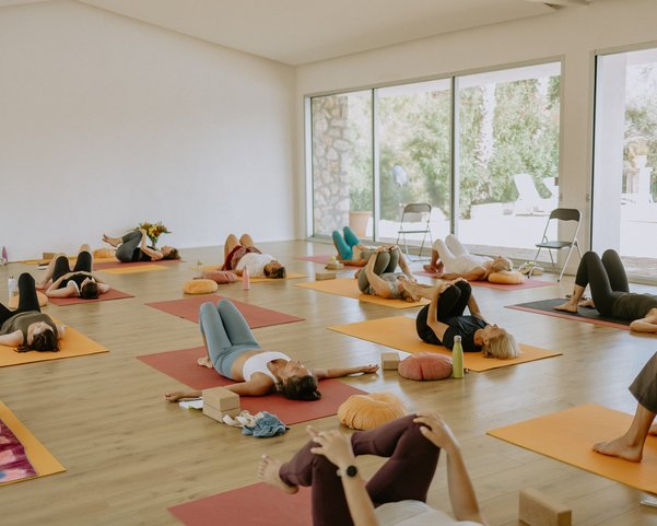 Gruppe übt Yoga im Yogaraum