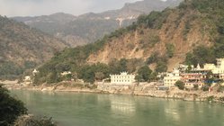 Ganges in Rishikesh.JPG Der Ganges in Rishikesh