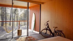 yoga-reisen-portugal-viana-do-castelo-feel-viana-zimmer-bungalow Bungalows im Pinienwald - Glamour inmitten der Natur
