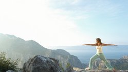 yoga-reisen-urlaub-stellung-des-kriegers-asanas-haltung-meer-felsen Üben Sie Meer mit Blick auf das Meer!