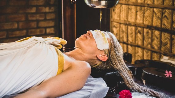Der ayurvedische Stirnölguss Shirodhara