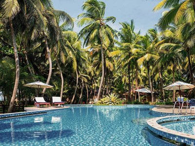 Am Pool unter Palmen entspannen