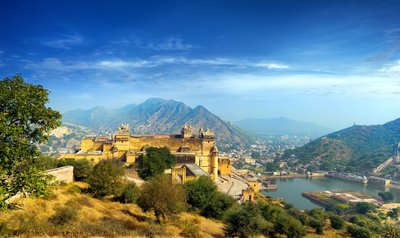 Das mächtige Amber Fort erhebt sich wie im Film vor den weiten Bergen um Jaipur