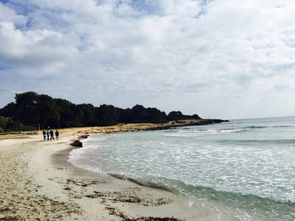 Erholung bei einem Strandspaziergang auf Mallorca 