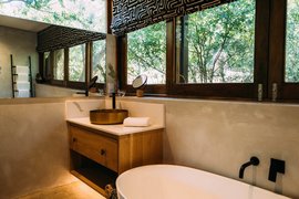 Das gemütlich, moderne Badezimmer