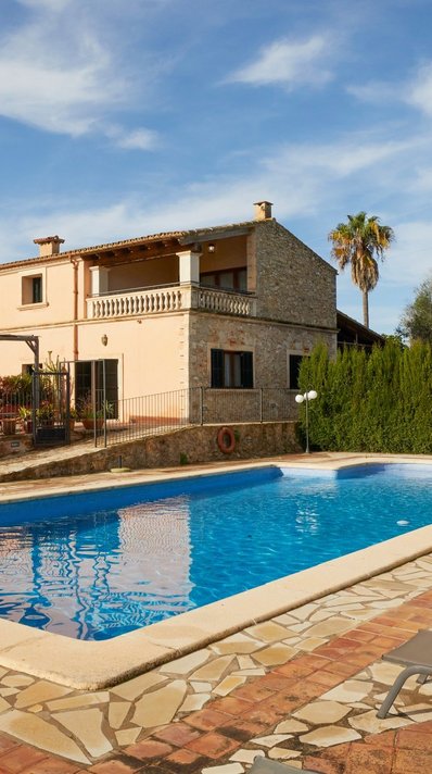 Am Pool unter Palmen entspannen